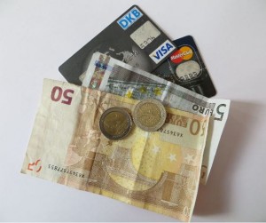 Master Card und Visa Card mit Geldscheinen und Münzen