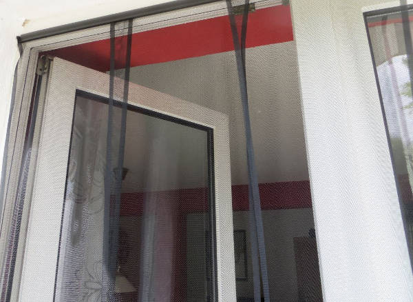 Balkontür mit Fliegengitter / Fliegenvorhang
