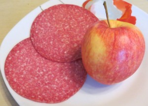 Apfel und Salami als kostenloses Stockfoto